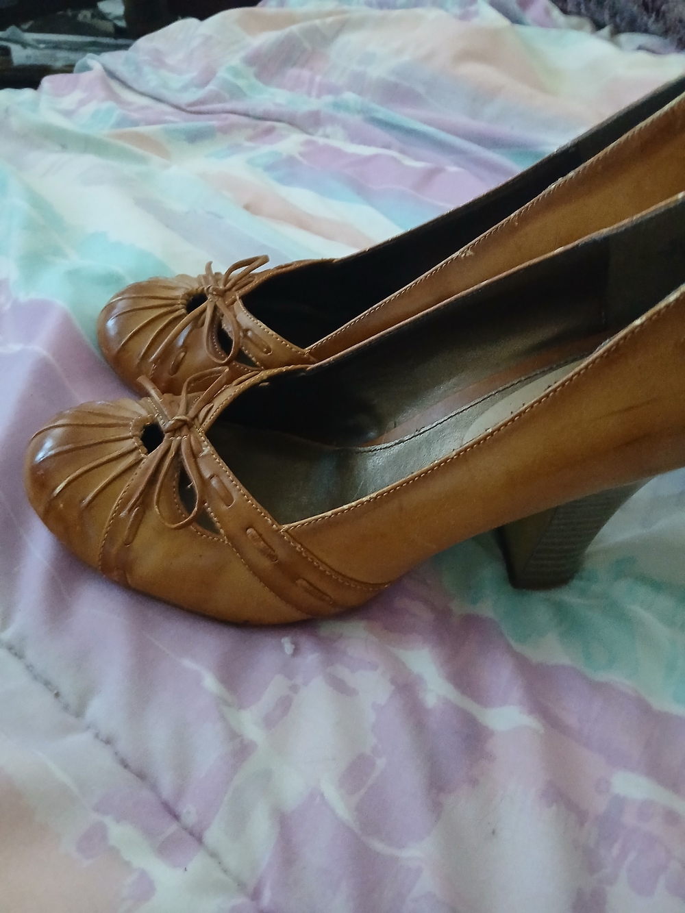 Classic Women's Brown Leather Bow-Accent Pumps
